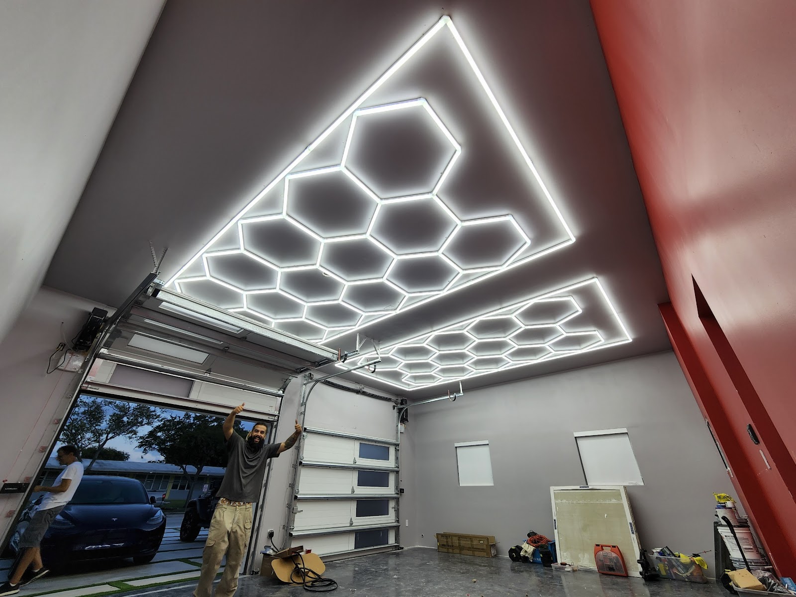 Iluminación LED hexagonal en garaje