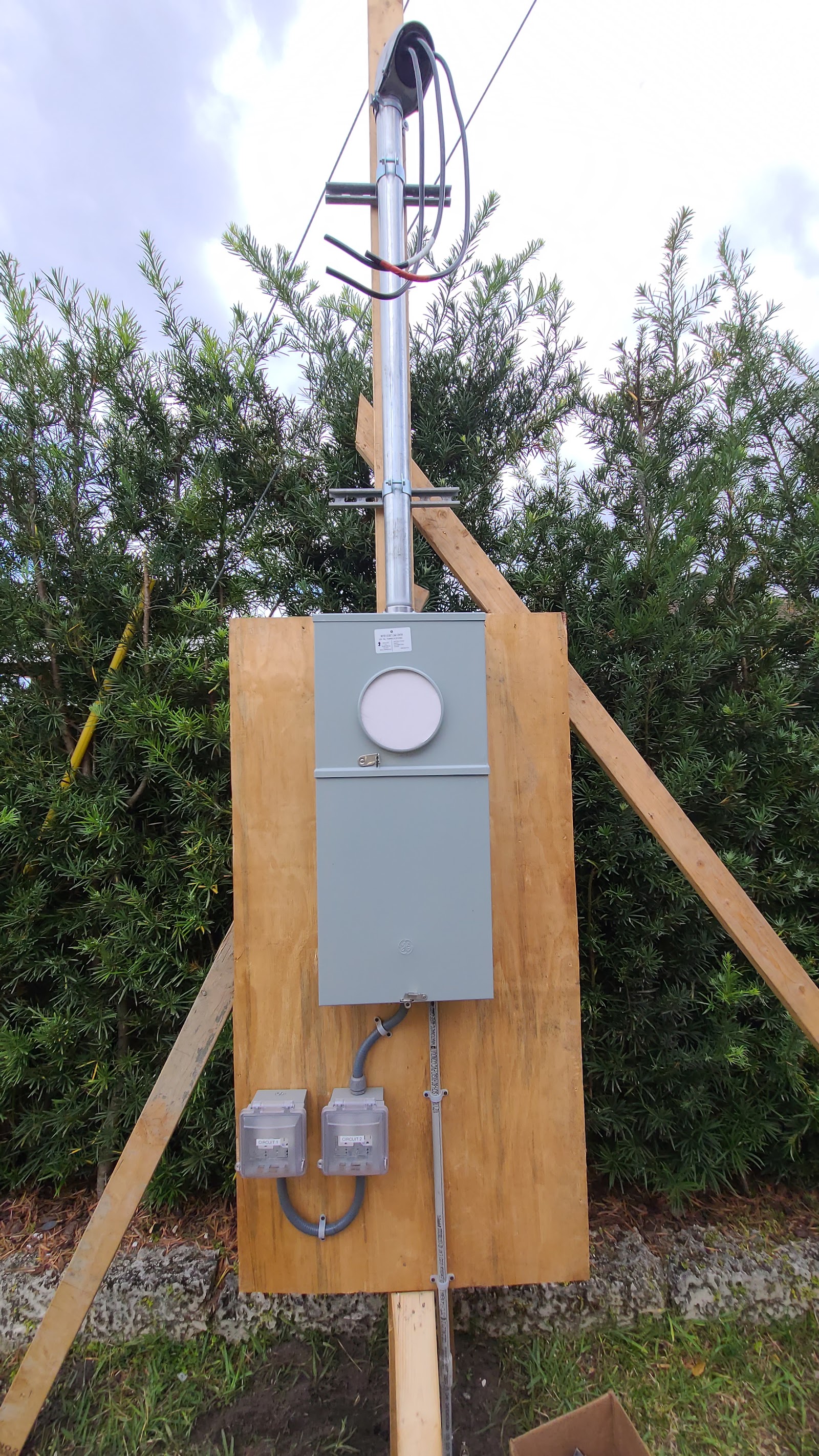 Poste de electricidad temporal